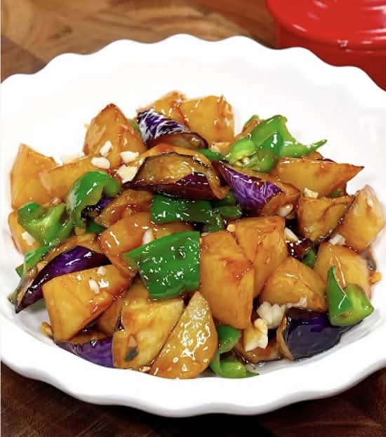 N6. Patates frites avec aubergines et poivrons verts 地三鲜 Fried Potato and Eggplant with Green Pepper